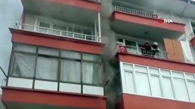  Dumanların sardığı 5 katlı binada mahsur kalan 10 kişi hastanelik oldu