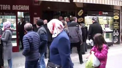 Elindeki silahı gösterirken arkadaşını boynundan vurdu