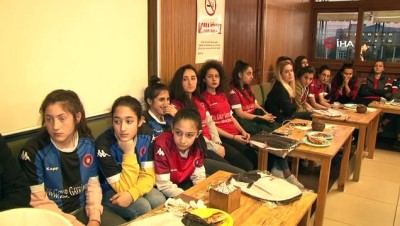 bayan futbol takimi -  Fatih Belediye Başkan adayı Turan, bayan futbol takımı ile buluştu  Videosu