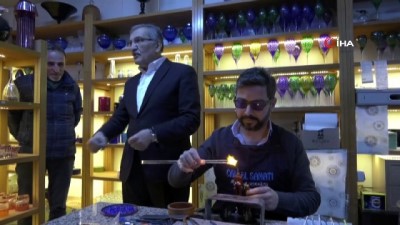  Murat Aydın, cam ustalarından süs yapımını izledi 