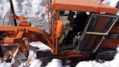  Van-Bahçesaray karayolunda karla mücadele devam ediyor 