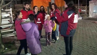  Acıpayam'da çocuklar Kızılay gönüllüleriyle ile depremi unuttu