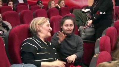 sosyal sorumluluk projesi -  Down Sendromlu çocuklar kuaförlük mesleğini öğrendi  Videosu