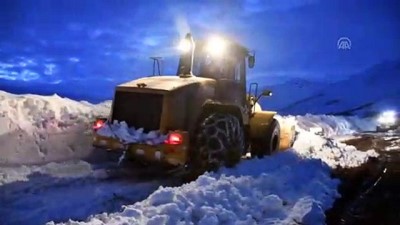kar kalinligi - İki metreyi aşan karla dört gündür mücadele ediyorlar - AĞRI  Videosu