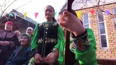 genc kiz - Kırgızlar'da yüz yıllardır Nevruz Bayramı geleneği sümölök - BİŞKEK  Videosu