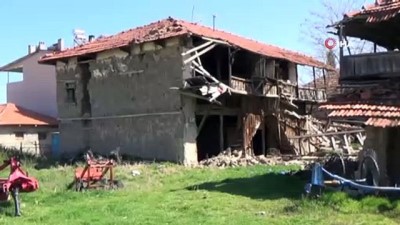  Deprem bölgesinde evi yıkılan vatandaşların eşya nöbeti devam ediyor