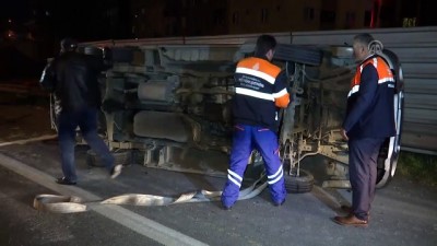 Gaziosmanpaşa'da minibüs devrildi: 3 yaralı 