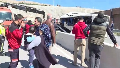 İzmir'de servis minibüsü devrildi: 20 yaralı (2) 