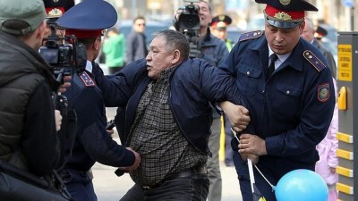protesto - Kazakistan'da istifa eden Nazarbayev'e karşı protesto yapan muhalifler gözaltına alındı Videosu