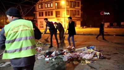  Öğrenciler temizlik işçileri ile sokak süpürdü, çöp topladı