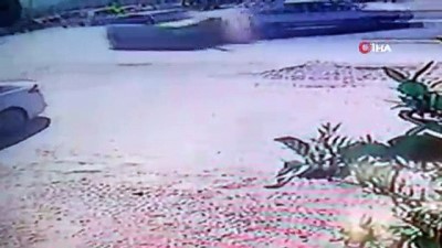  Torbalı'da 3 aracın karıştığı kazada can pazarı: 1'i ağır, 2 yaralı...Kaza anları kamerada 