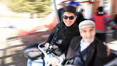  Yaşlılar Haftası'nda çocuklar gibi eğlendiler