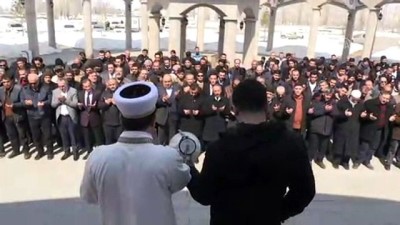 giyabi cenaze namazi - Yeni Zelanda'daki terör saldırısında katledilenler için gıyabi cenaze namazı kılındı - AĞRI Videosu