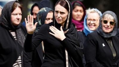 Yeni Zelanda kenetlendi: Cuma namazı canlı yayınlandı, Başbakan Ardern hadis okudu, baş örtüsü taktı 