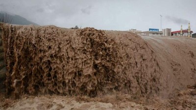 sel felaketi - İran'da sel 17 can aldı: Ünlülere yardım toplama yasağı geldi Videosu