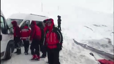 mahsur kaldi - Van-Hakkari kara yoluna çığ düştü (2)  Videosu