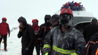 mahsur kaldi - Van-Hakkari kara yoluna çığ düştü (7) Videosu