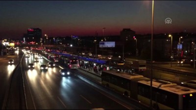 kirkoy - Yola giren gence, metrobüs çarptı - İSTANBUL Videosu
