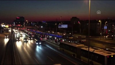 metrobus yolu - Yola giren gence, metrobüs çarptı - İSTANBUL Videosu