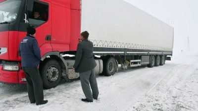 mahsur kaldi - Zincirsiz tırlar Tendürek'te mahsur kaldı - AĞRI Videosu