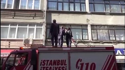 yasli kadin - Evde düşen yaşlı kadına itfaiye ekiplerinden yardım - İSTANBUL  Videosu