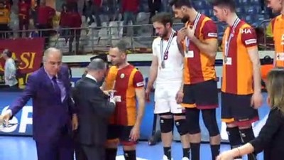 Galatasaray Erkek Voleybol Takımı'na madalyalarını Mustafa Cengiz verdi