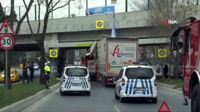  Bakırköy'de önce tır ardından tur otobüsü alt geçide sıkıştı 