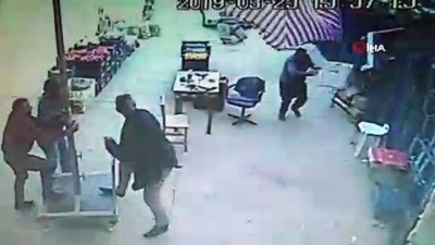 elektrik diregi - Çıkan hortumda uçan şemsiyeyi tutmak isterken şemsiyeyle birlikte böyle uçtu Videosu