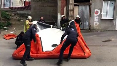 muzakere -  Eşi evi terk eden adam çatıya çıkıp, intihar girişiminde bulundu  Videosu