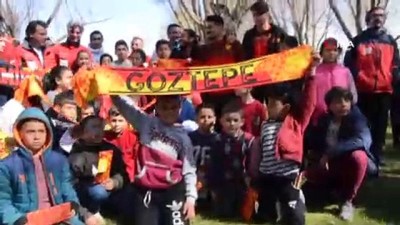depremzede cocuklar -  Göztepeli futbolcular depremzede çocuklarla maç yaptı Videosu