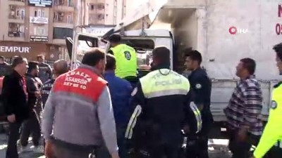 trafik polisi -  Kamyonet ile otomobil çarpıştı: 1 ölü, 3 yaralı Videosu