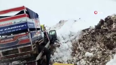 mahsur kaldi -  Karda mahsur kalan araçlar kurtarıldı  Videosu