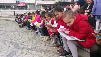 kitap okuma -  Meydanda kitap okudular  Videosu