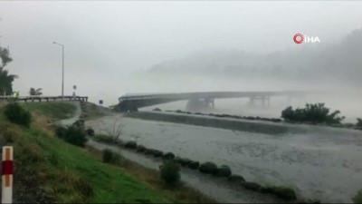  - Yeni Zelanda’da Sel Bir Otoyol Köprüsünü Koparıp Sürükledi 