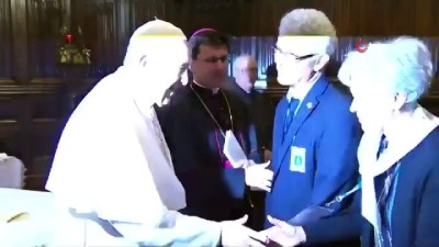  - Yüzüğünü öptürmeyen Papa sosyal medyada tartışmalara yol açtı
