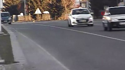 memur -  Aniden yola fırlayan çocuğu radar tespit etti, polis kurtardı  Videosu