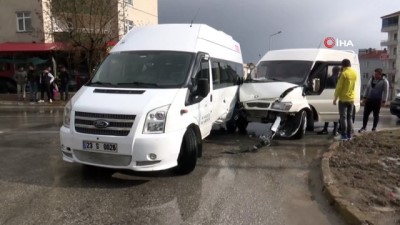  Elazığ’da öğrenci servisi ile minibüs çarpıştı: 4 yaralı