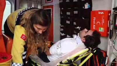 diyaliz hastasi -  Hasta taşıyan ambulansla otomobil çarpıştı: 5 yaralı  Videosu