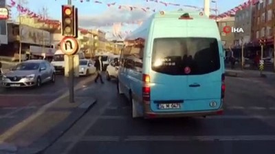 kirmizi isik -  Sancaktepe’de minibüsçü terörü kamerada  Videosu