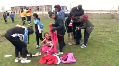 yagmurlu - Yağmurlu ve soğuk havada kıyasıya mücadele - BİTLİS Videosu