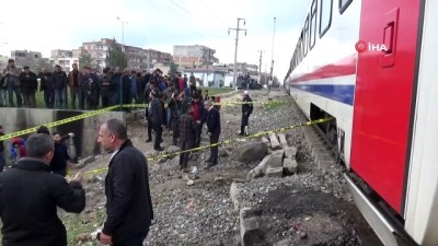 tren raylari -  Raylarda müzik dinlerken tren çarptı  Videosu