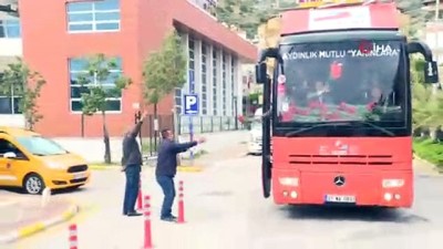zillet -  Dışişleri Bakanı Çavuşoğlu Alanya’da seçim otobüsüyle şehir turu yaptı Videosu