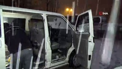 akalan -  Hırsızlık şüphelileri bekçiler gelince minibüsü bırakıp kaçtı  Videosu