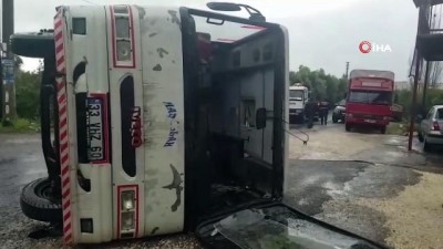 kaygan zemin -  Mersin’de işçileri taşıyan minibüs devrildi: 4 yaralı  Videosu