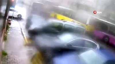 ergo -  Okul servisinin otomobille kafa kafaya çarpıştığı kaza kamerada  Videosu