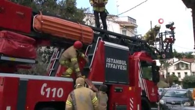 siddetli ruzgar -  Sarıyer'de şiddetli rüzgar binanın kiremitlerini uçurdu  Videosu