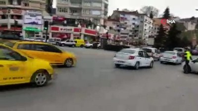 trafik polisi -  Trafik polisinden takdirlik görev...İtfaiye aracının geçmesi için trafiği durdurdu  Videosu