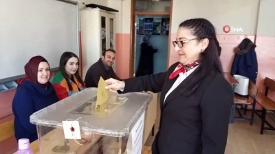  4 bin 534 nüfuslu mahallenin rakipsiz bayan muhtar adayı 