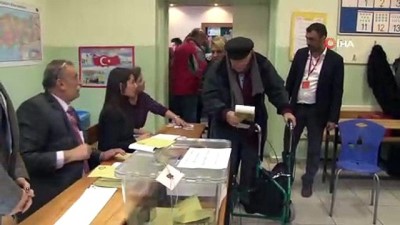 oy kullanimi -  - 90 yaşındaki iş adamı Demir Karamancı oyunu kullandı  Videosu