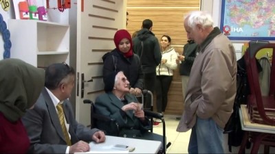 yasli kadin -  93 yaşında tekerlekli sandalye ile oy kullanmaya geldi  Videosu